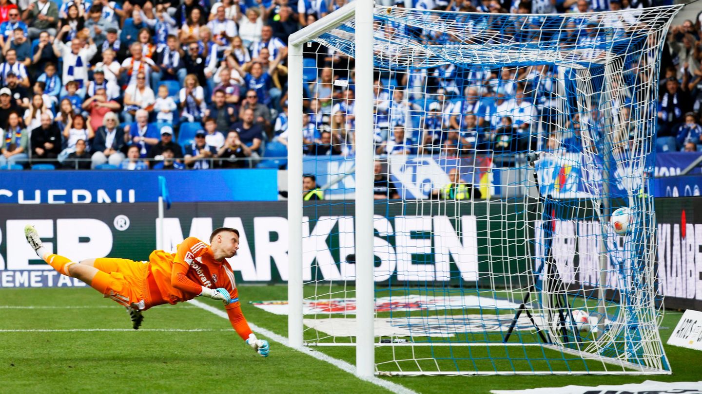 Nürnbergs Torwart Jan Reichert ist beim Karlsruhe 1:0 ohne Abwehrchance. Foto: Philipp von Ditfurth/dpa