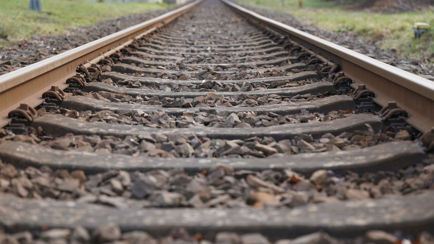 Nach dem Brand in einem Sicherungskasten verspäten sich viele Züge auf der Strecke zwischen Hannover und Berlin. (Symbolbild) Fo