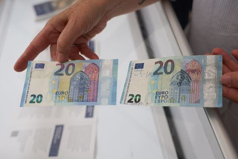 Ein 40-jähriger Mann ist in Eisleben Opfer eines Trickbetrugs mit Falschgeld geworden. (Symbolbild) Foto: Christian Charisius/dp