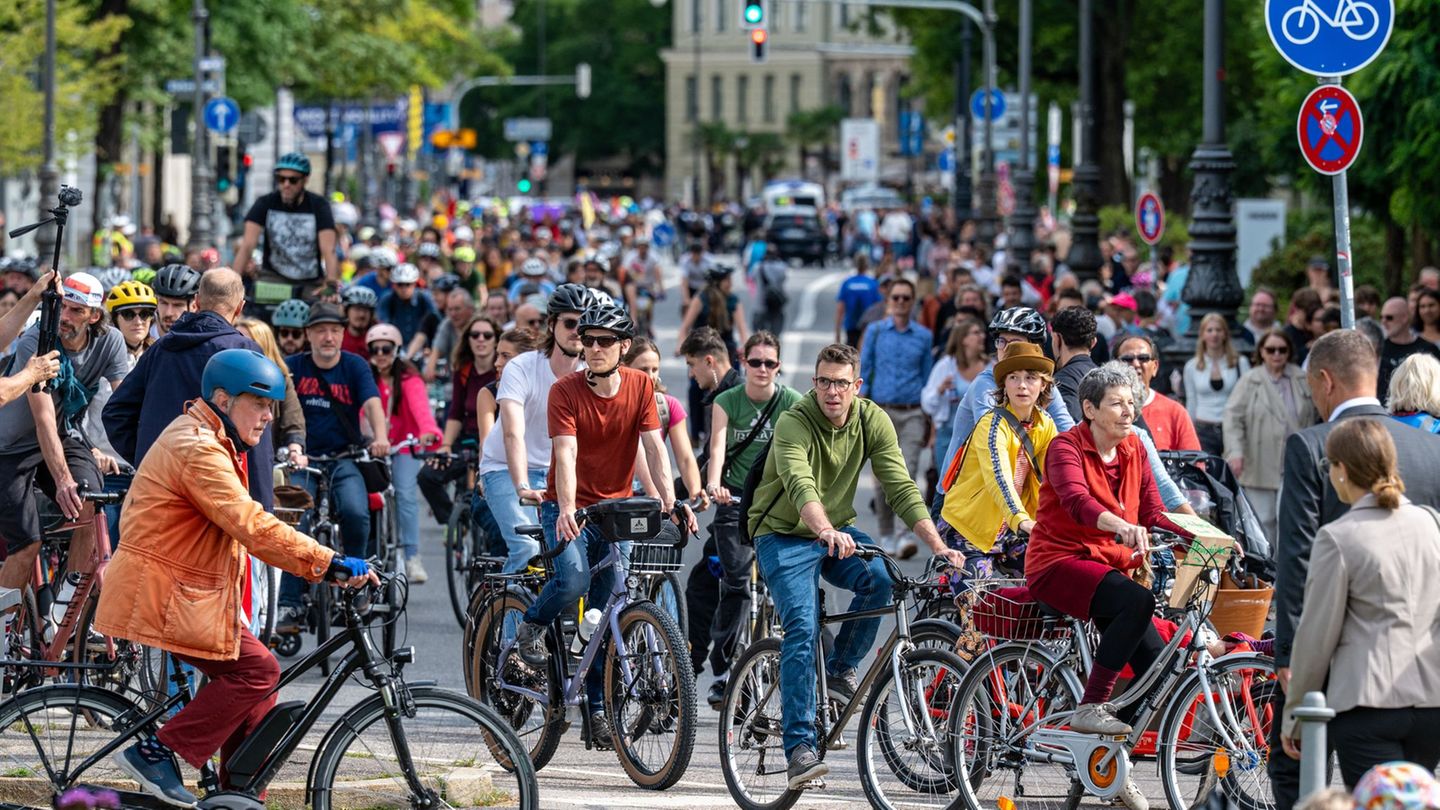 Auf dem Rad ziehen Hunderte Menschen durch München. Foto: Armin Weigel/dpa