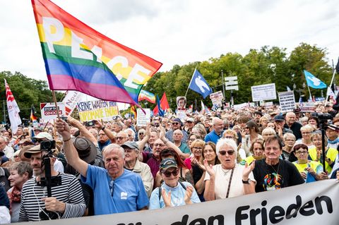 Die Veranstaltung verlief laut Polizei zunächst ohne nennenswerte Vorkommnisse. Foto: Fabian Sommer/dpa