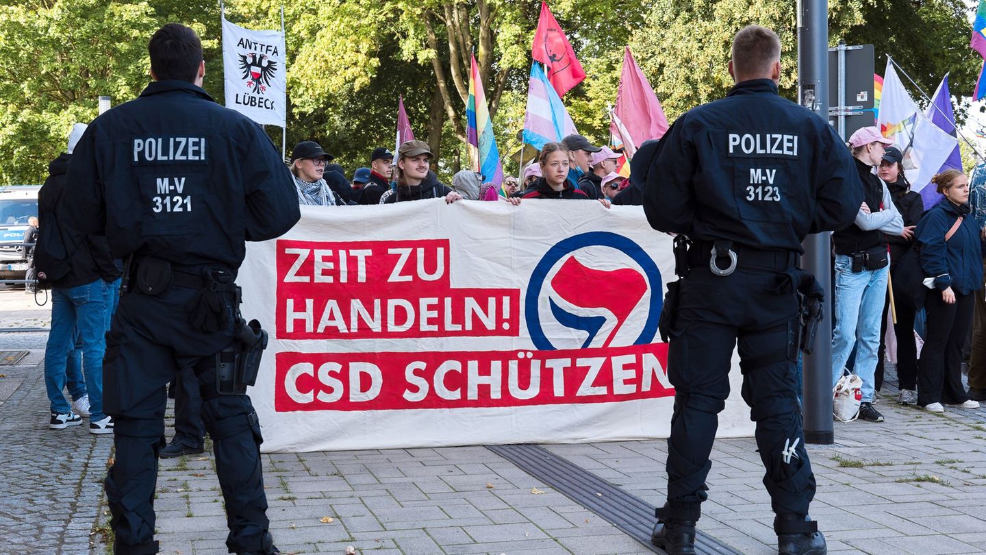 Der CSD in Grevesmühlen und angekündigte Zusatzaktionen wurden von einem großen Polizeiaufgebot begleitet. Foto: Marcus Golejews