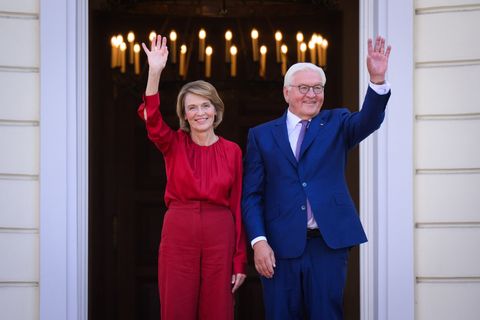 Am Samstag hat Bundespräsident Frank-Walter Steinmeier mit seiner Frau, Elke Büdenbender, viele Gäste beim Bürgerfest im Park vo