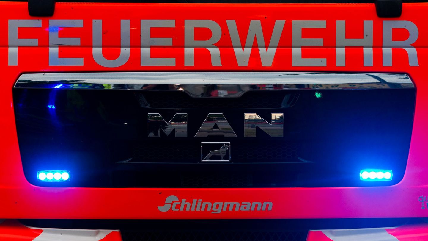 Die Feuerwehr forderte Spezialisten an, um die Substanz zu identifizieren. (Symbolbild) Foto: Mohssen Assanimoghaddam/dpa