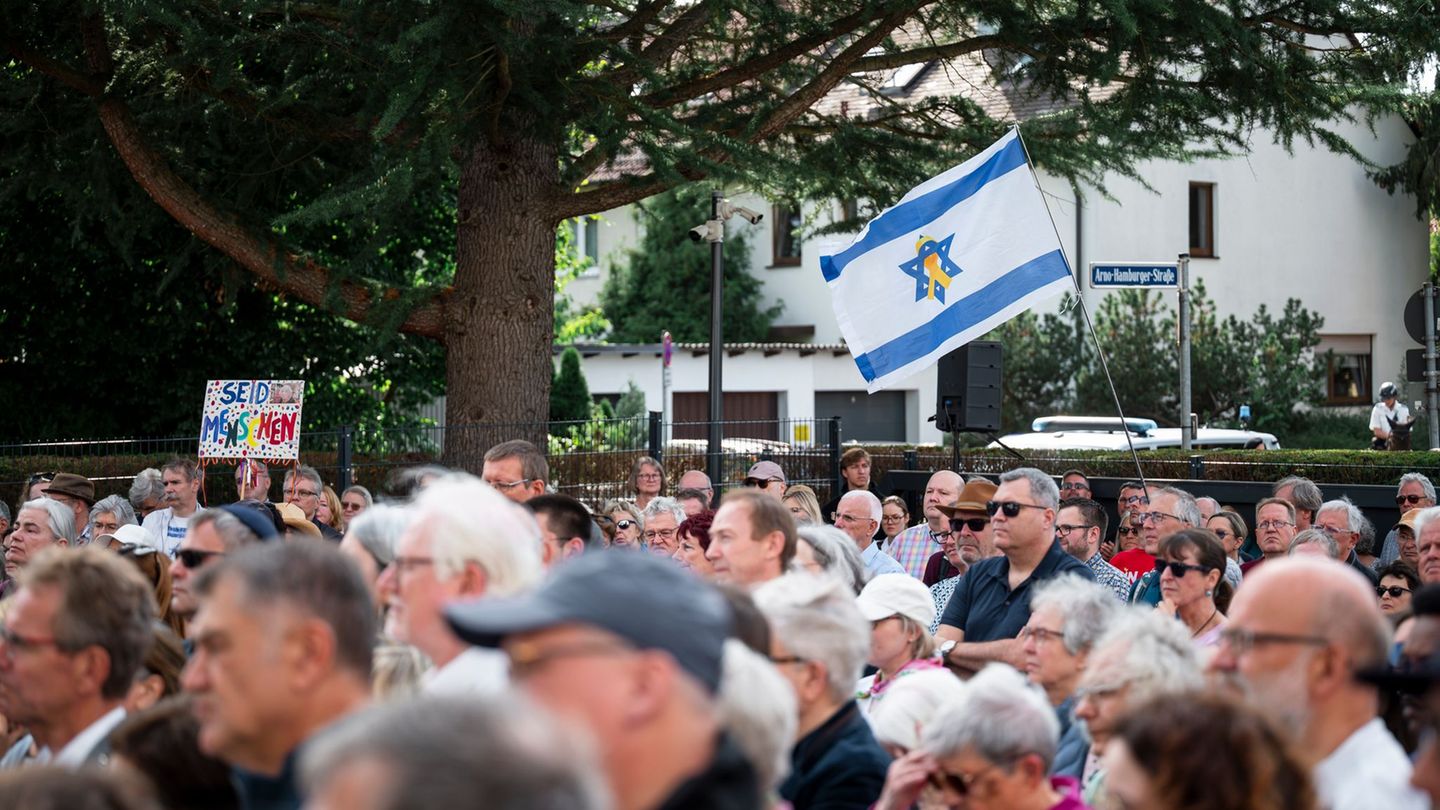 Die Menschenkette hatte die Israelitische Kultusgemeinde Nürnberg organisiert. Foto: Daniel Vogl/dpa