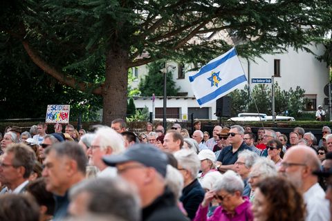 Die Menschenkette hatte die Israelitische Kultusgemeinde Nürnberg organisiert. Foto: Daniel Vogl/dpa