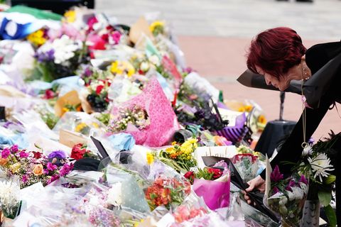 Sharon Osbourne legt zum Gedenken an ihren verstorbenen Mann Blumen in Birmingham nieder. (Archivbild) Foto: Jacob King/PA Wire/