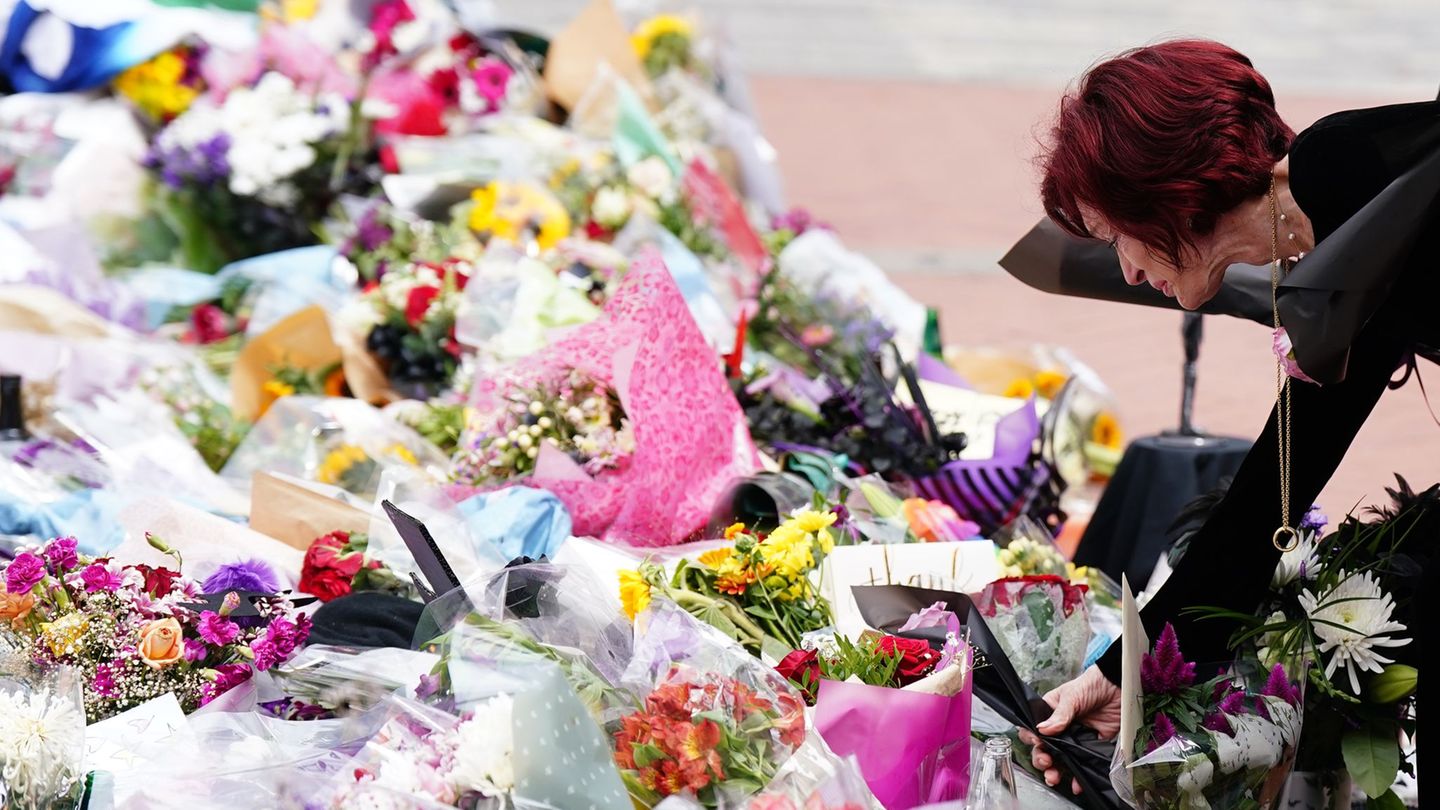 Sharon Osbourne legt zum Gedenken an ihren verstorbenen Mann Blumen in Birmingham nieder. (Archivbild) Foto: Jacob King/PA Wire/