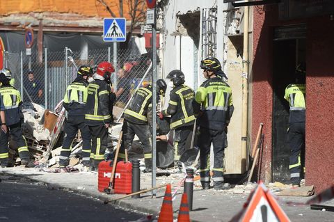 Einsatzkräfte vor der Bar im Süden Madrids