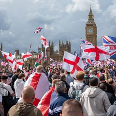Menschenmassen demonstrierten vor dem Regierungsgebäude in London und schwenken Fahnen