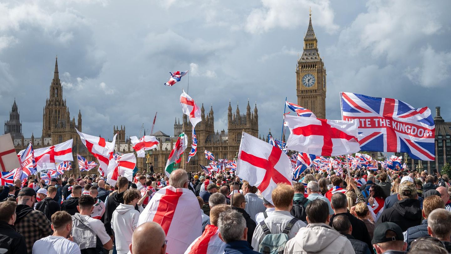 Menschenmassen demonstrierten vor dem Regierungsgebäude in London und schwenken Fahnen
