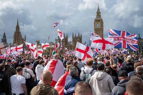 Menschenmassen demonstrierten vor dem Regierungsgebäude in London und schwenken Fahnen
