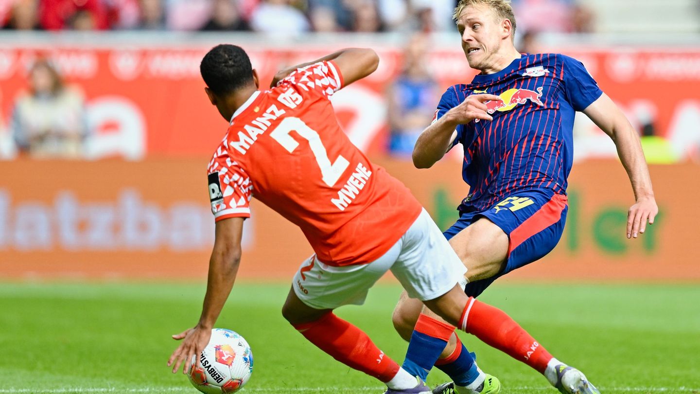 Xaver Schlager musste beim Sieg von RB Leipzig in Mainz verletzt vom Platz. Foto: Uwe Anspach/dpa