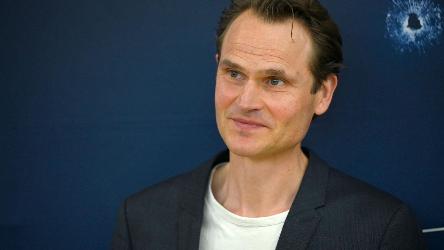 Fabian Hinrichs, ein Mann mit Welle über der Stirn, schaut leicht zur Seite Fabian Hinrichs, ein Mann mit Welle über der Stirn, schaut leicht zur Seite