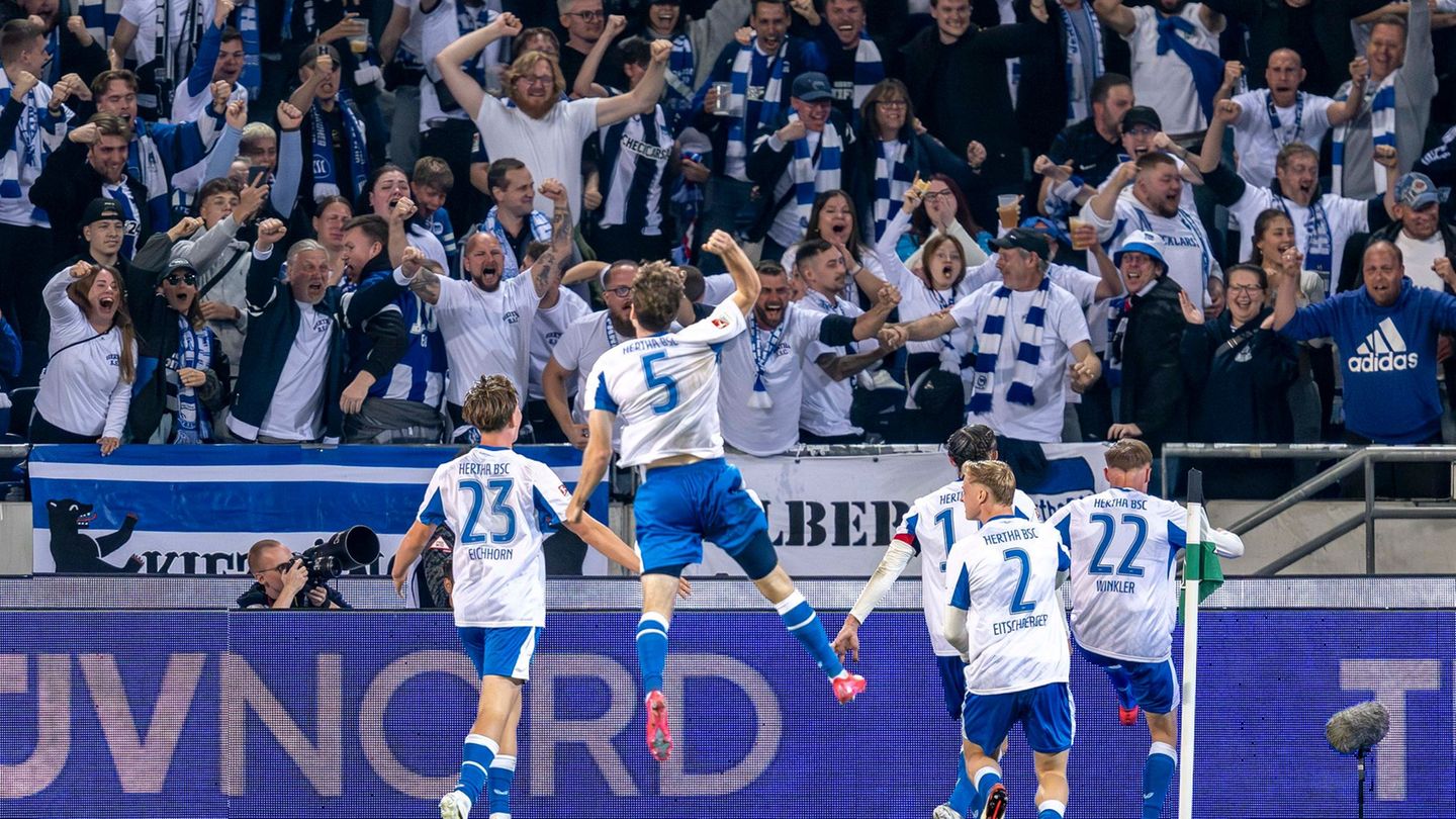 Hertha BSC feiert den ersten Saisonsieg in der 2. Liga. Foto: David Inderlied/dpa