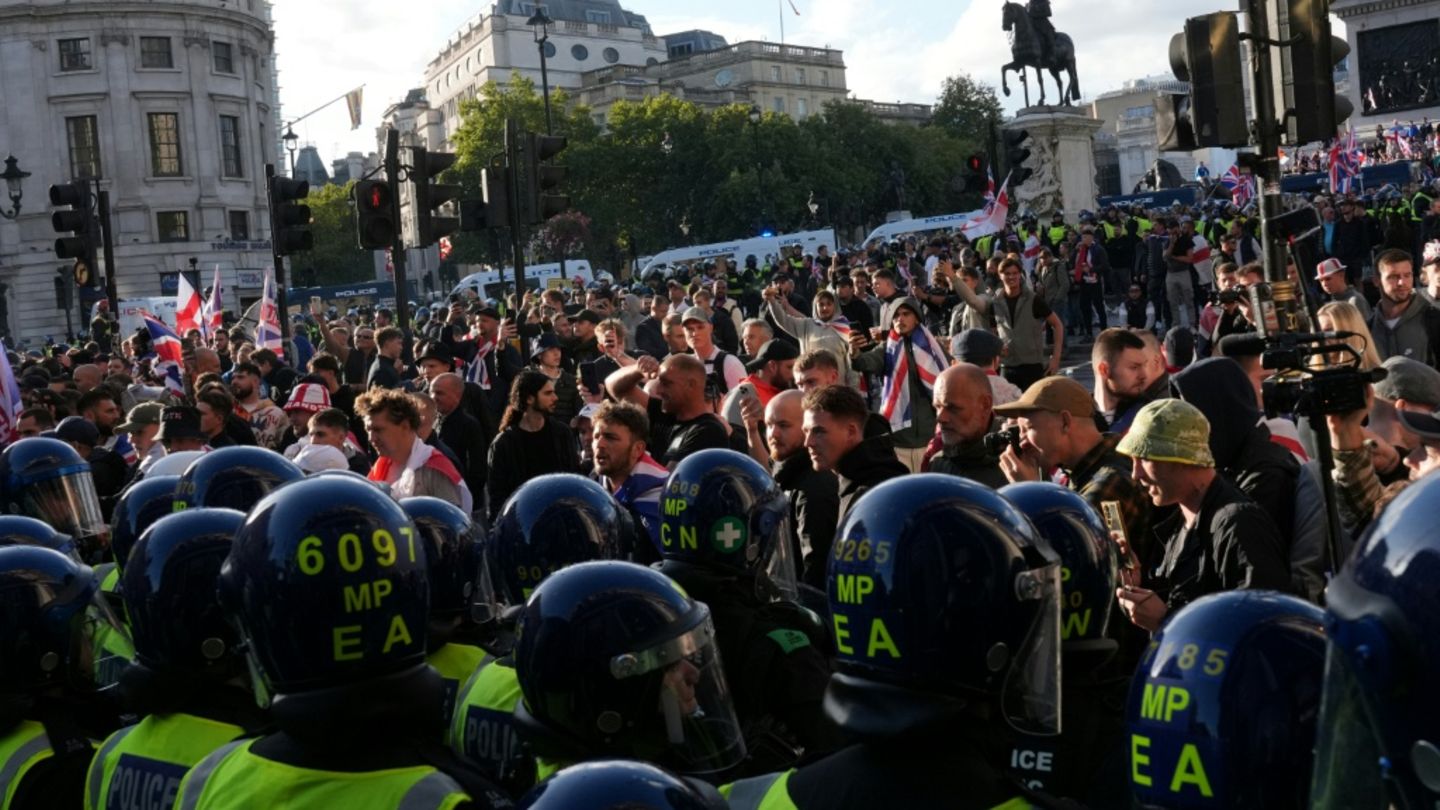 Demonstranten und Polizisten in London