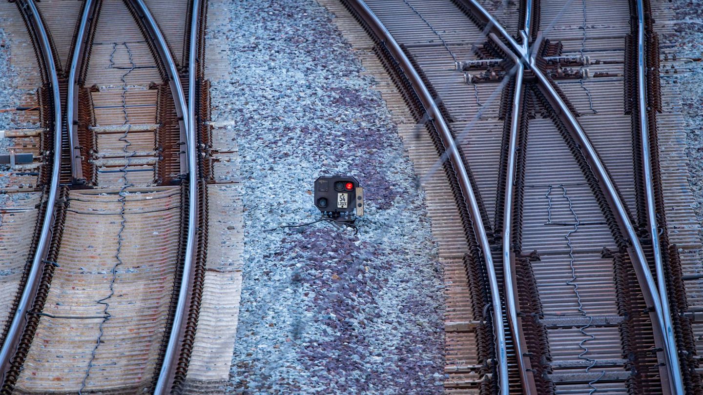 Nach einem Brand an einem Stellwerk in Lehrte ist der Bahnverkehr zwischen Hannover und Berlin eingeschränkt. (Symbolbild) Foto: