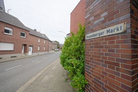 Leere Häuser stehen an der Straße "Keyenberger Markt" in Keyenberg. RWE Power will im Herbst mit dem Verkauf Hunderter leerstehe