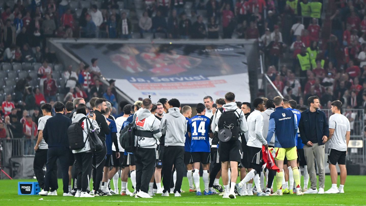 Nach der Klatsche in München stehen die Spieler des HSV im Kreis zusammen. Foto: Sven Hoppe/dpa