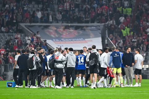 Nach der Klatsche in München stehen die Spieler des HSV im Kreis zusammen. Foto: Sven Hoppe/dpa