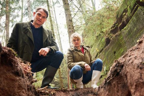 "Tatort: Ich sehe dich": Felix Voss (Fabian Hinrichs, l.) und Wanda Goldwasser (Eli Wasserscheid) blicken in die Grube, in der