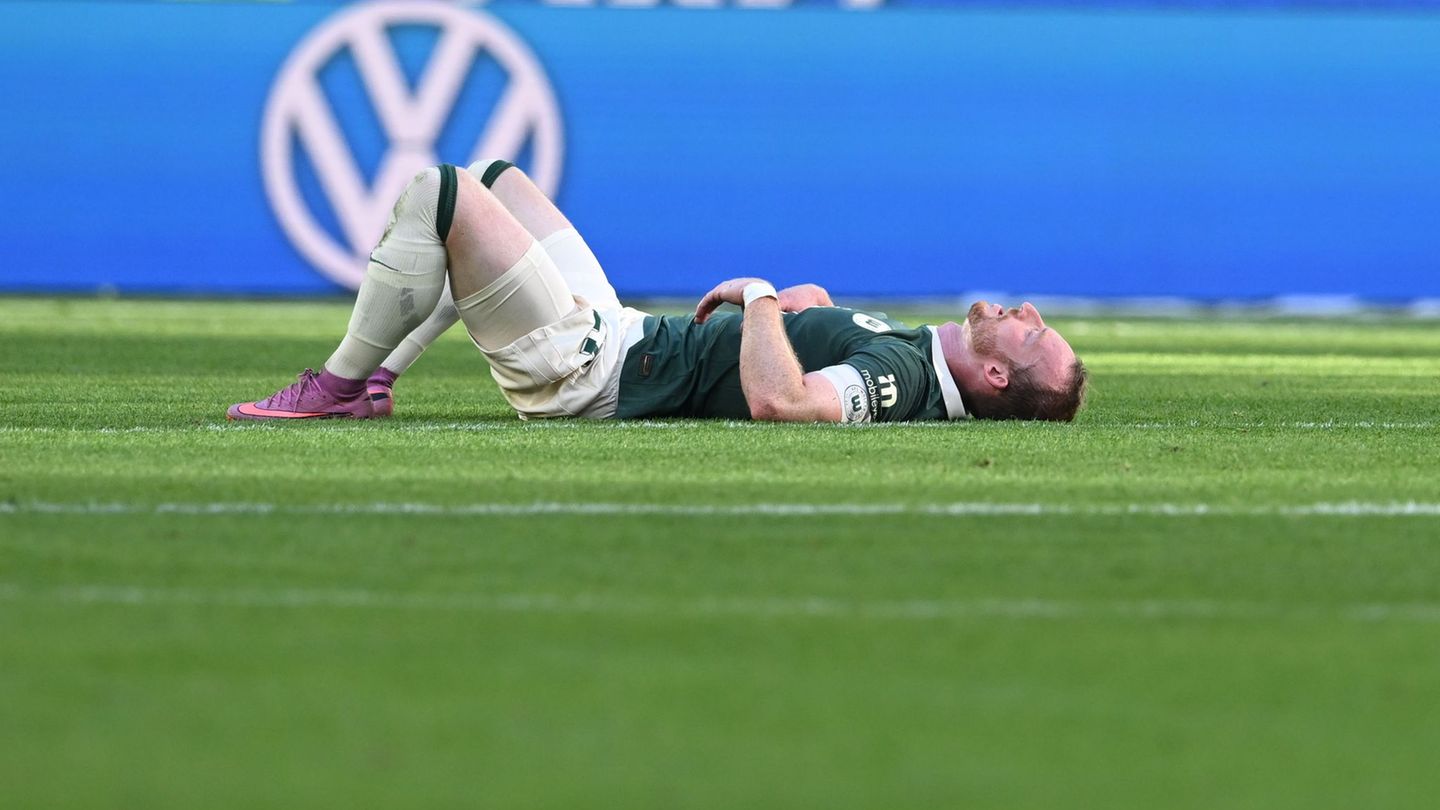 Wolfsburger Enttäuschung: Kapitän Maximilian Arnold liegt nach dem 3:3 gegen Köln auf dem Spielfeld. Foto: dpa
