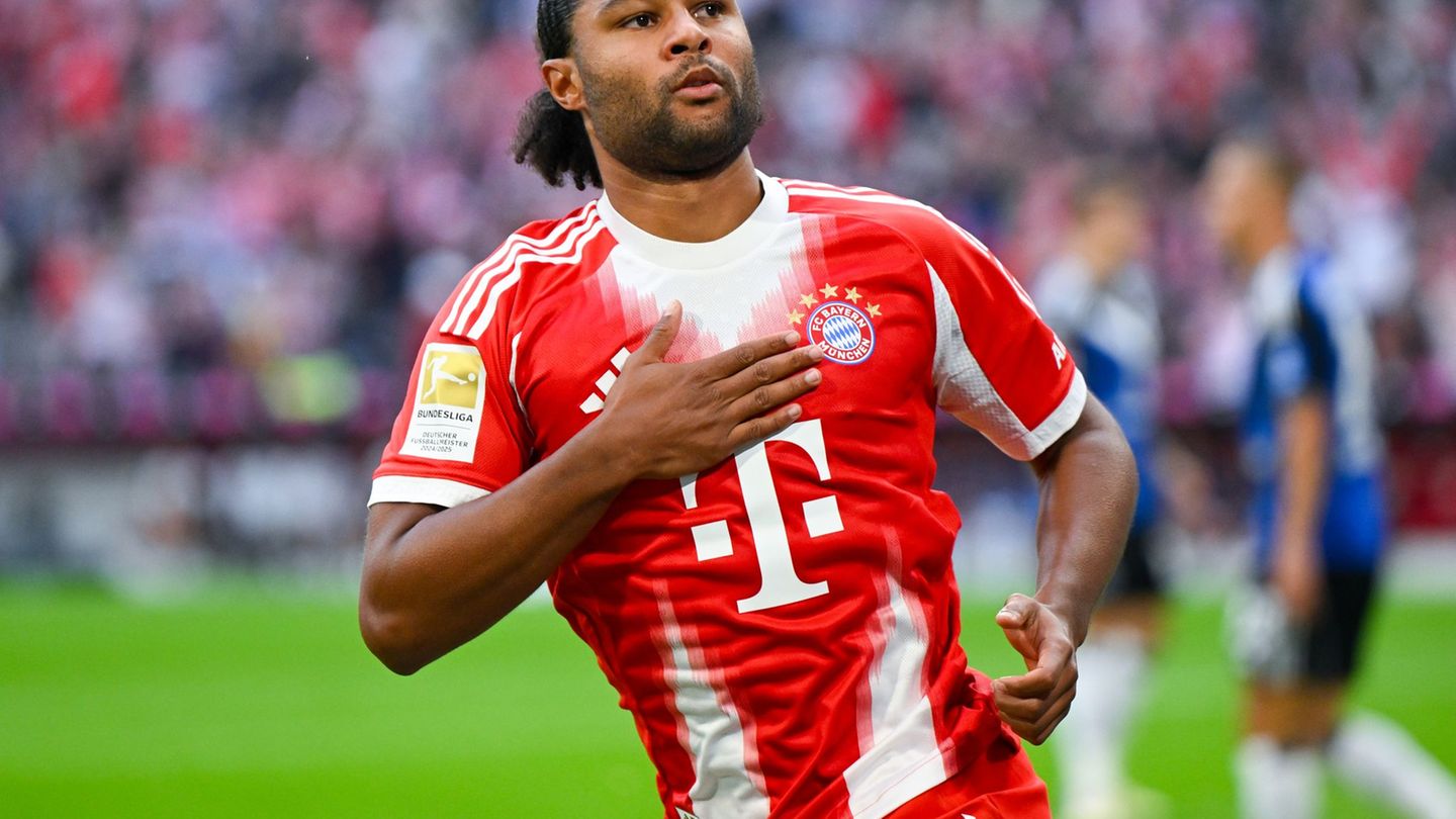 Serge Gnabry jubelt nach seinem Tor. Die Brust des Nationalspielers ist gerade breit. Foto: Sven Hoppe/dpa