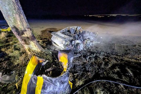 Drei Menschen starben bei diesem Autounfall. (Handout) Foto: ---/Freiwillige Feuerwehr Bedburg-Hau/dpa