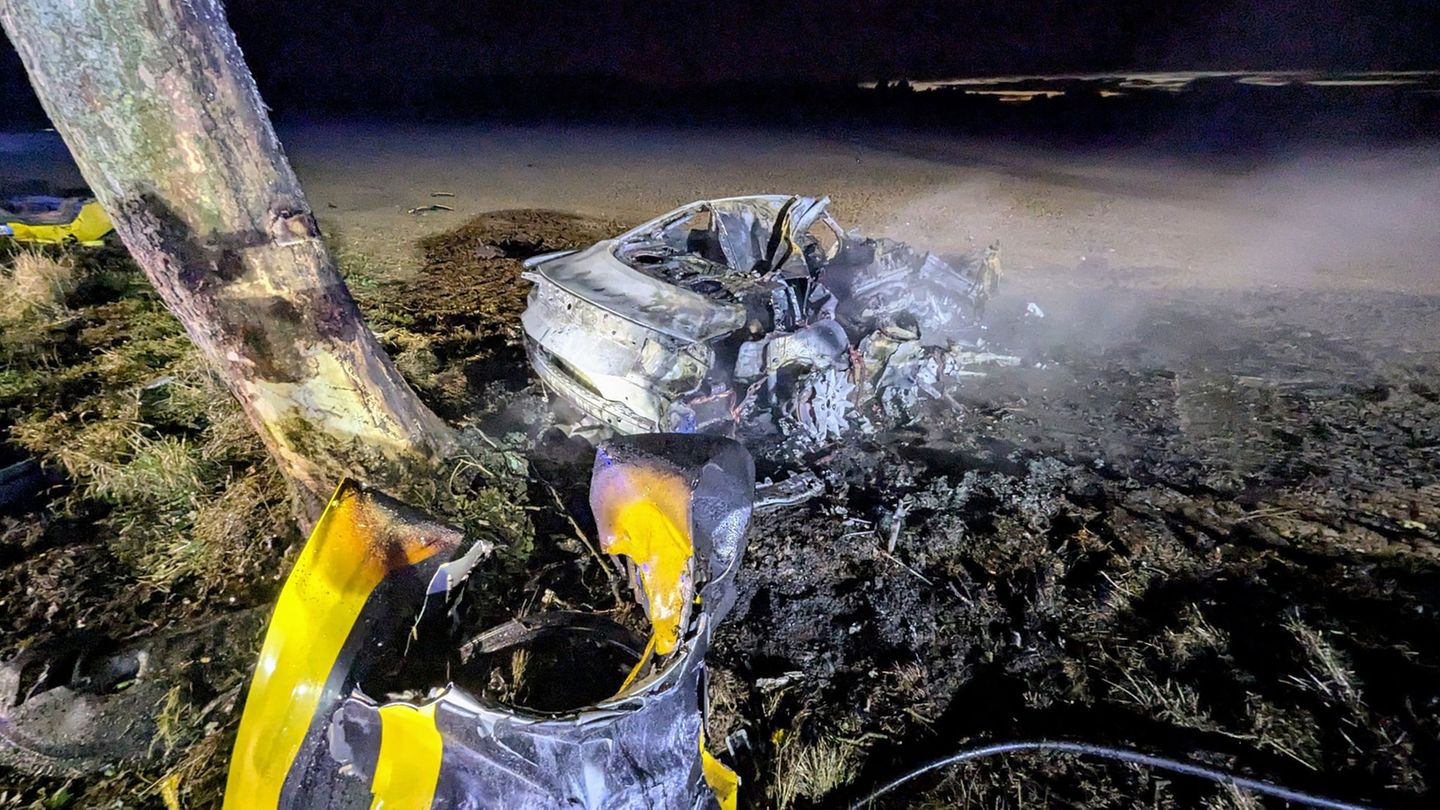 Drei Menschen starben bei diesem Unfall. (Handout) Foto: ---/Freiwillige Feuerwehr Bedburg-Hau/dpa