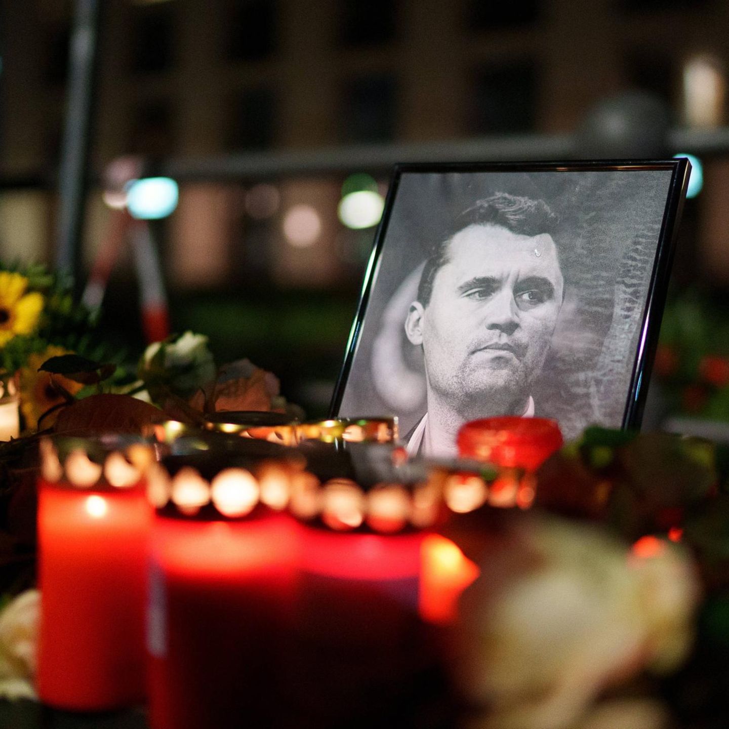 Eine Gedenkwache für Charlie Kirk vor dem Brandenburger Tor in Berlin