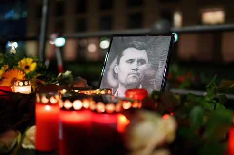 Eine Gedenkwache für Charlie Kirk vor dem Brandenburger Tor in Berlin