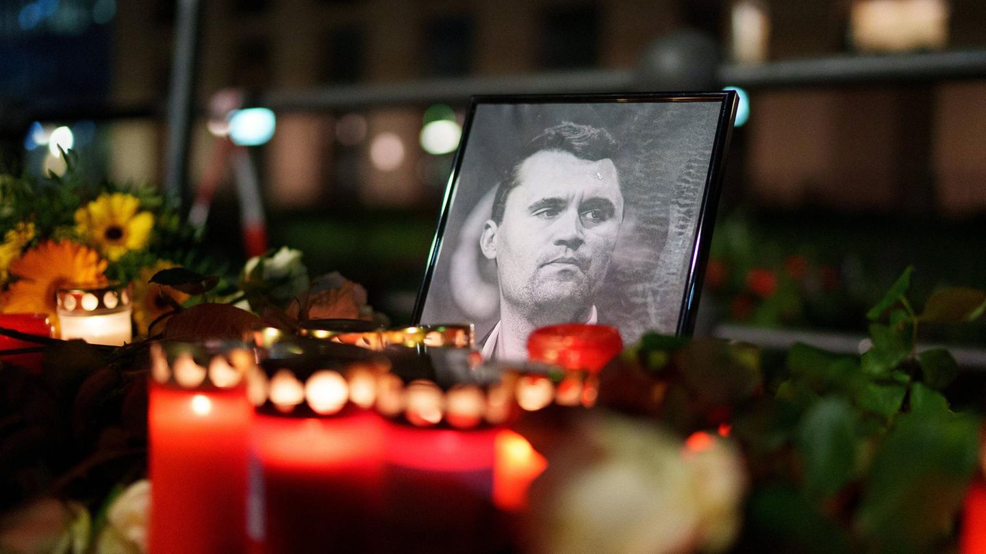 Eine Gedenkwache für Charlie Kirk vor dem Brandenburger Tor in Berlin
