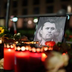 Eine Gedenkwache für Charlie Kirk vor dem Brandenburger Tor in Berlin