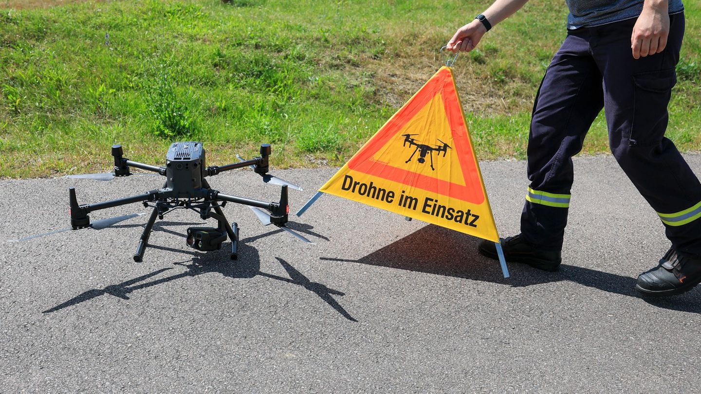 Auch mit einer Drohne suchten Feuerwehrleute nach dem flüchtigen Autofahrer. (Symbolbild) Foto: Jan Woitas/dpa