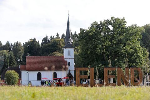 Die kleine Holzkirche zeigt sich nach der Sanierung im neuen Glanz. Foto: Matthias Bein/dpa