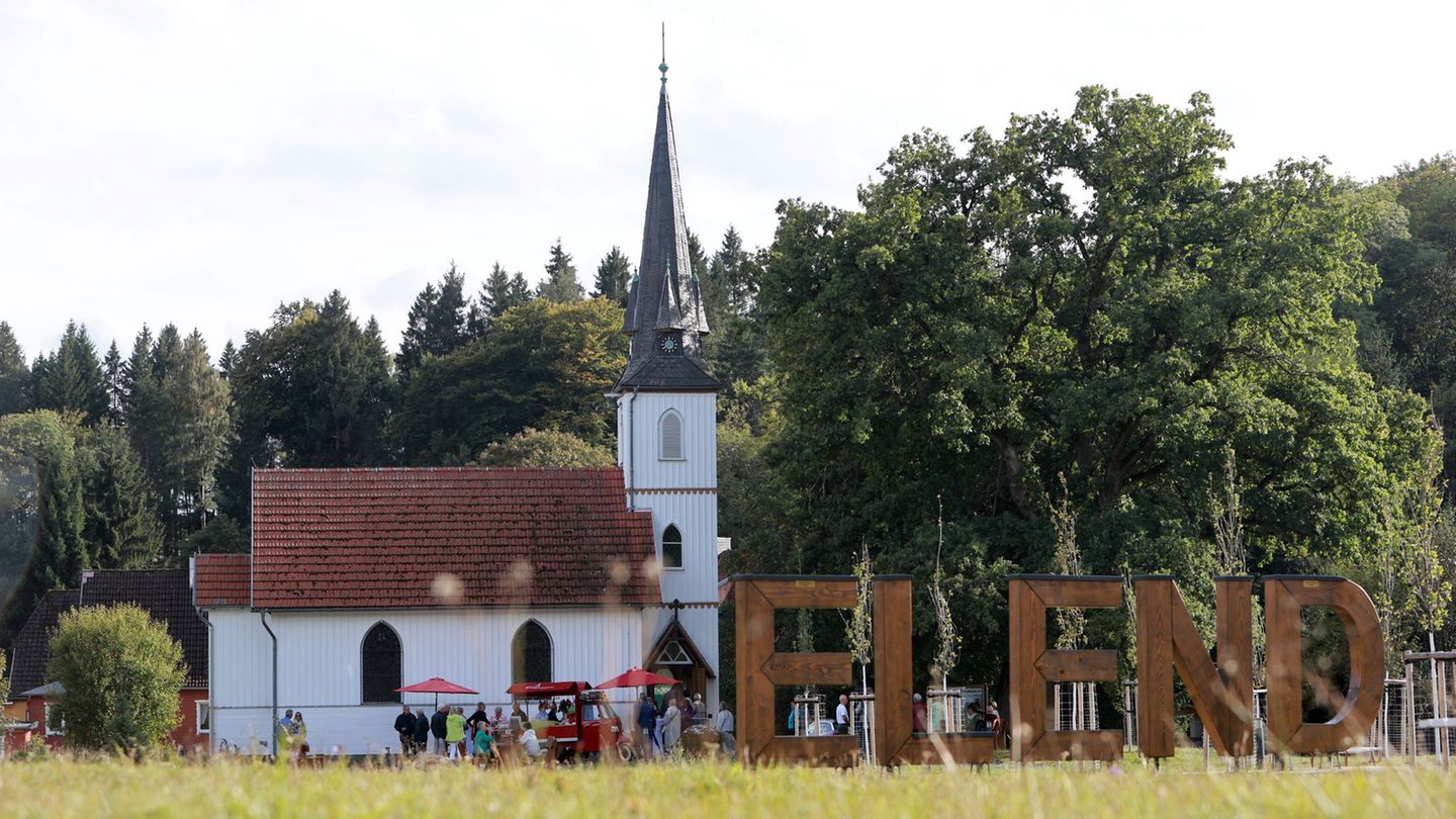 Die kleine Holzkirche zeigt sich nach der Sanierung im neuen Glanz. Foto: Matthias Bein/dpa