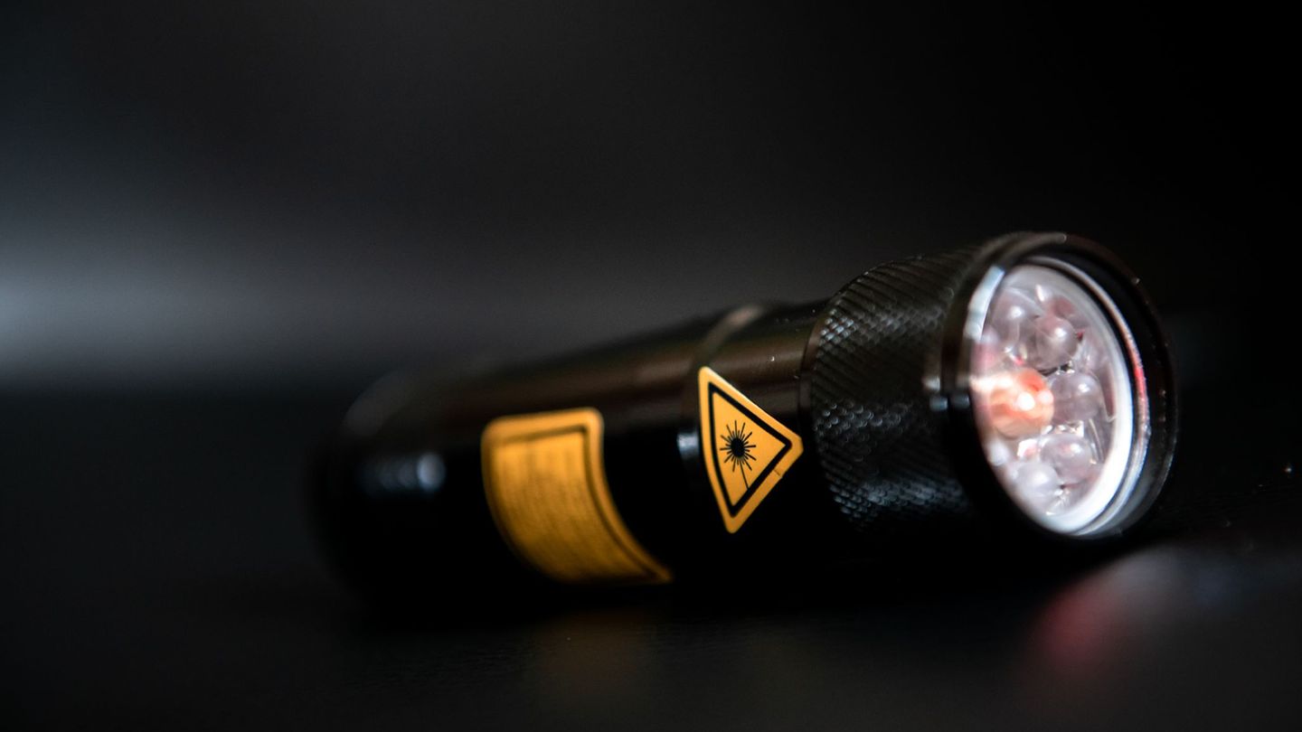 Beamte fanden den Laserpointer im Auto des Mannes. (Symbolbild) Foto: Fabian Strauch/dpa