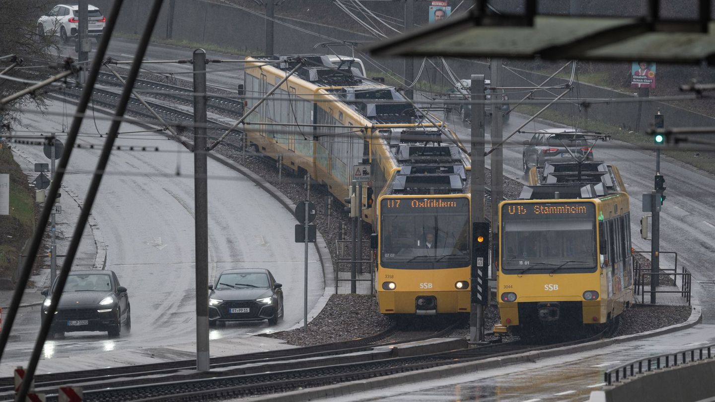Wie genau Auto und Stadtbahn kollidierten, ist noch unklar. (Symbolbild) Foto: Marijan Murat/dpa