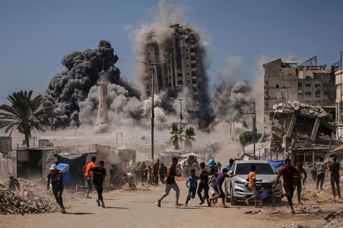 Palästinenser suchen während eines israelischen Luftangriffs auf ein Hochhaus im Gaza Schutz