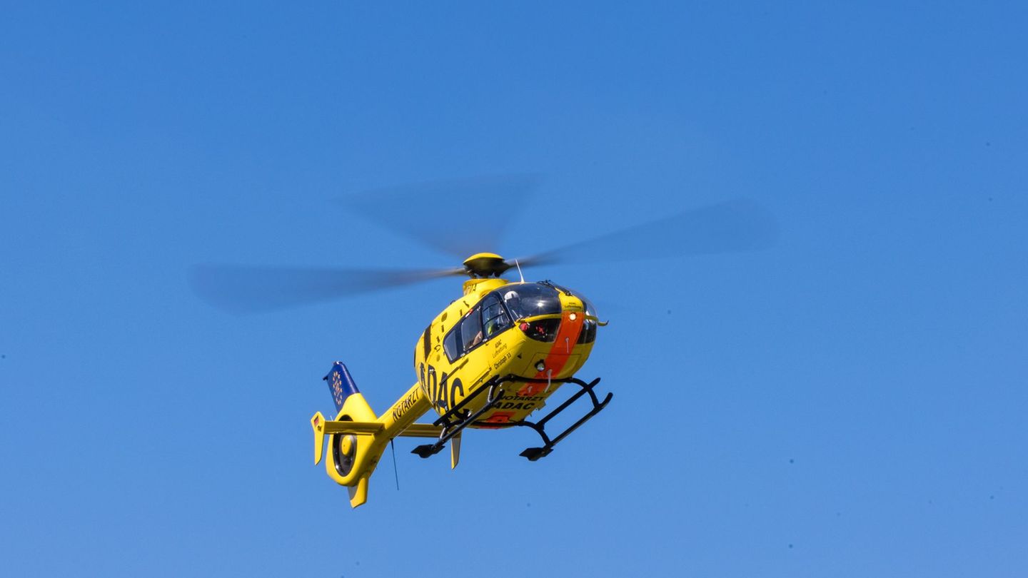 Mit einem Hubschrauber wurde ein Notarzt zu der Unglücksstelle geflogen. (Symbolbild) Foto: Frank Hammerschmidt/dpa