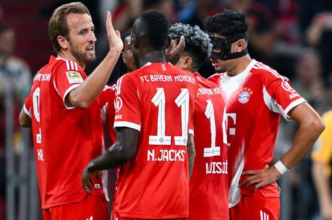 Bayern-Torjubel mit Doppelpacker Harry Kane (l) und Neuzugang Nicolas Jackson (Nr. 11). Foto: Sven Hoppe/dpa