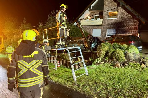 Endstation Vorgarten: Ein Auto hat sich im Kreis Wesel überschlagen. Foto: --/Freiwillige Feuerwehr Hünxe/dpa
