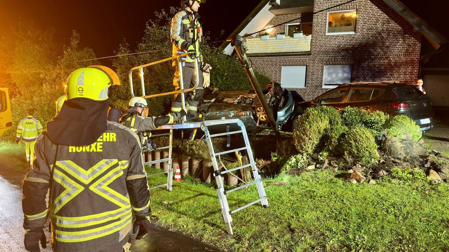 Endstation Vorgarten: Ein Auto hat sich im Kreis Wesel überschlagen. Foto: --/Freiwillige Feuerwehr Hünxe/dpa