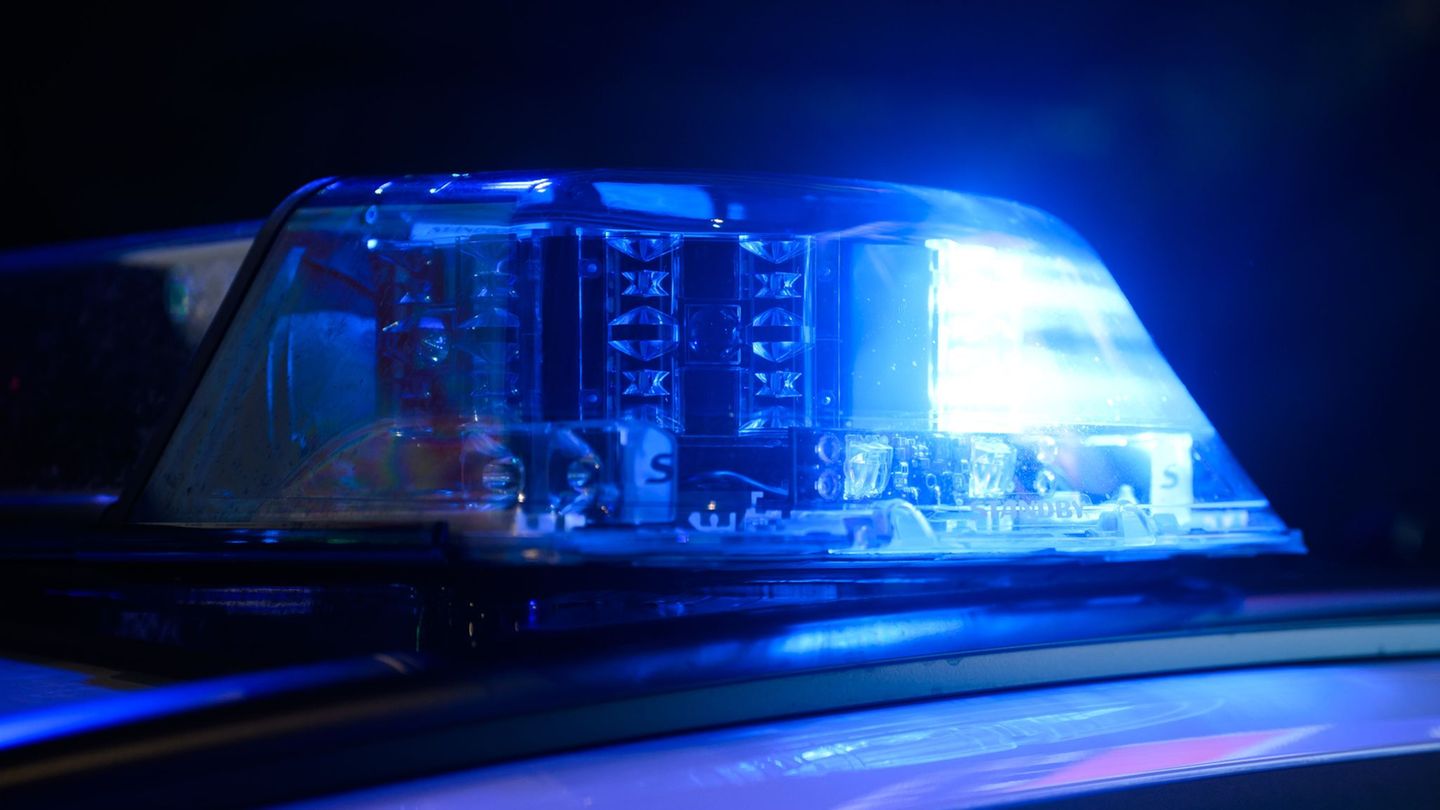 Ein Motorradfahrer ist bei einem Unfall mit einem Traktor auf einer Landstraße nahe der Landesgrenze zu Sachsen-Anhalt gestorben