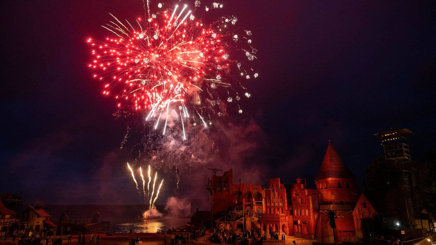 Darf es etwas mehr Pyro sein? Bei der letzten Vorstellung der Störtebeker-Festspiele wird traditionsgemäß eine Schippe draufgele