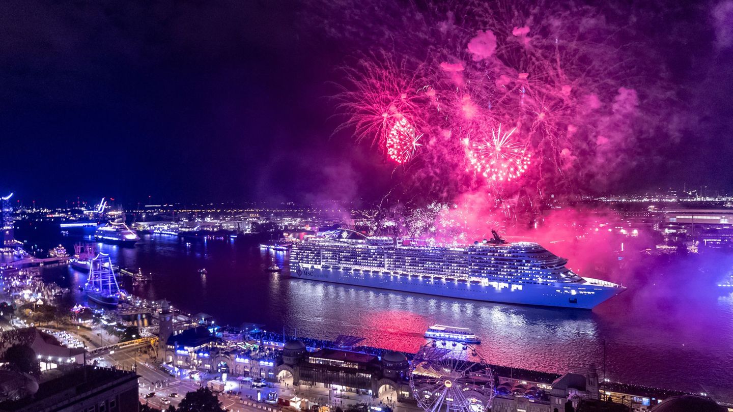 Große Parade und Feuerwerk - am Samstag haben Tausende Menschen dem Höhepunkt der Cruise Days genossen. Foto: Bodo Marks/dpa
