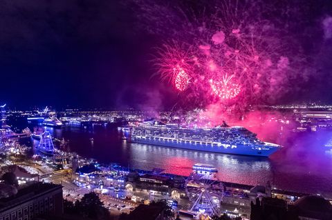 Große Parade und Feuerwerk - am Samstag haben Tausende Menschen dem Höhepunkt der Cruise Days genossen. Foto: Bodo Marks/dpa