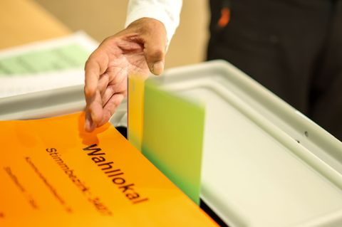 Der Stimmzettel für die Wahl des oder der OB fehlte bei einigen Wahlberechtigten. Foto: Christoph Reichwein/dpa