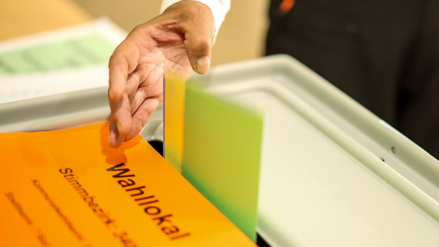 Der Stimmzettel für die Wahl des oder der OB fehlte bei einigen Wahlberechtigten. Foto: Christoph Reichwein/dpa