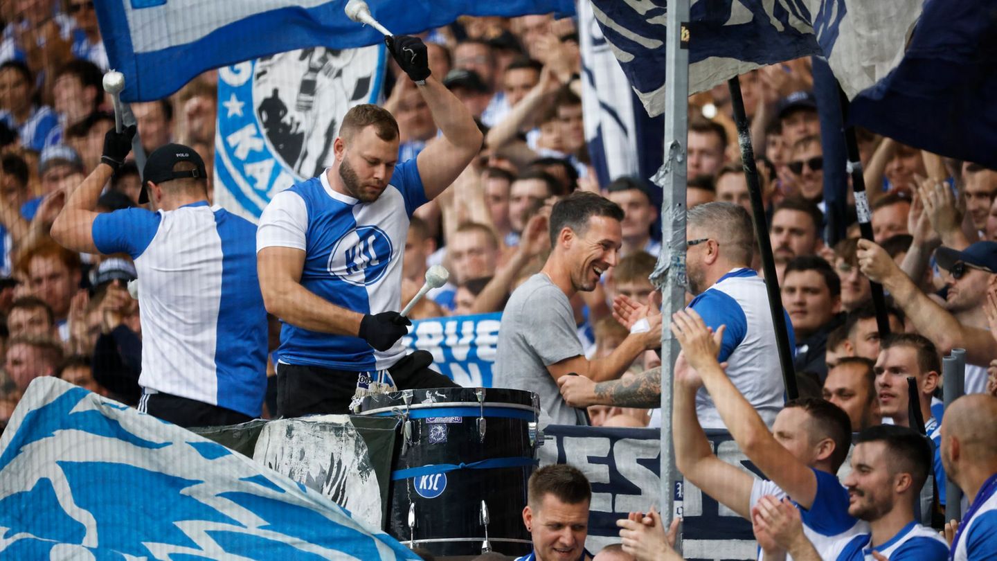 Nach dem Sieg gegen Nürnberg baten die KSC-Fans Trainer Christian Eichner in die Kurve. Foto: Philipp von Ditfurth/dpa